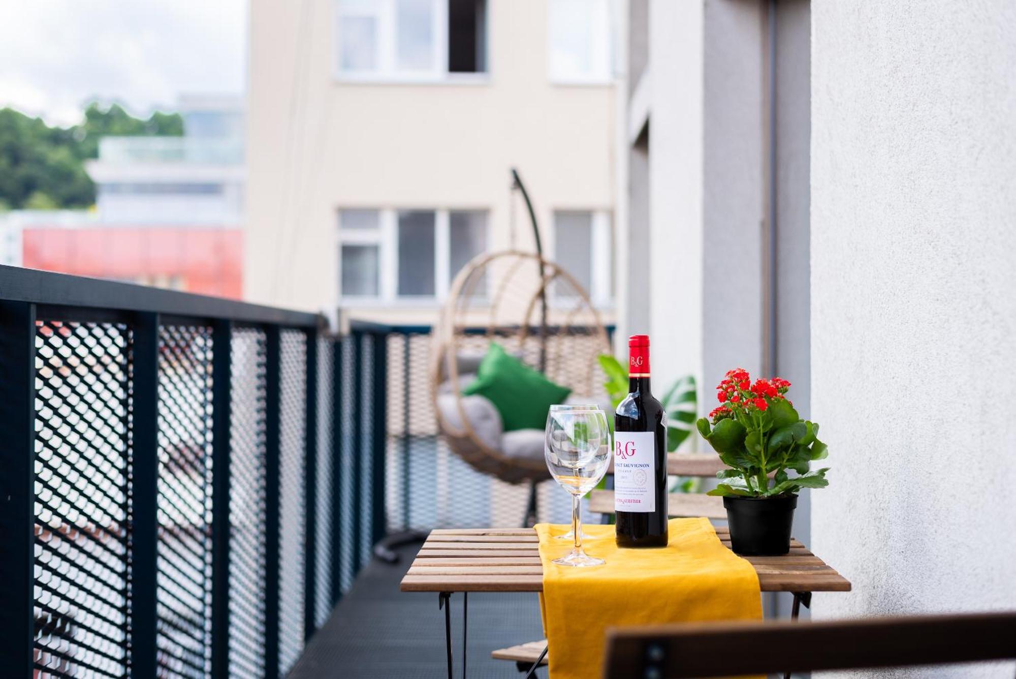 2-Level Apartments On Krizikova Near The Metro Prag Exterior foto