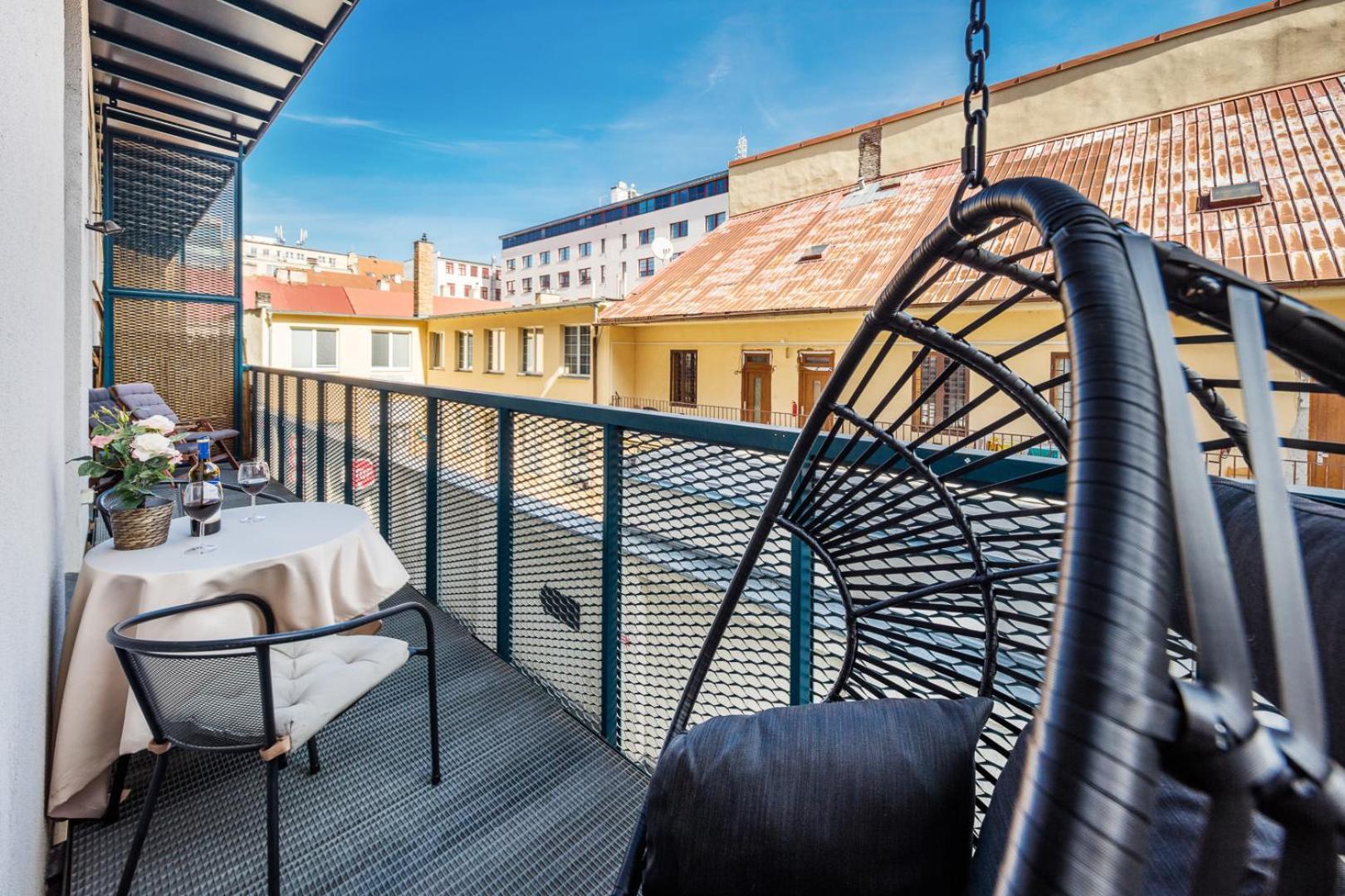 2-Level Apartments On Krizikova Near The Metro Prag Exterior foto