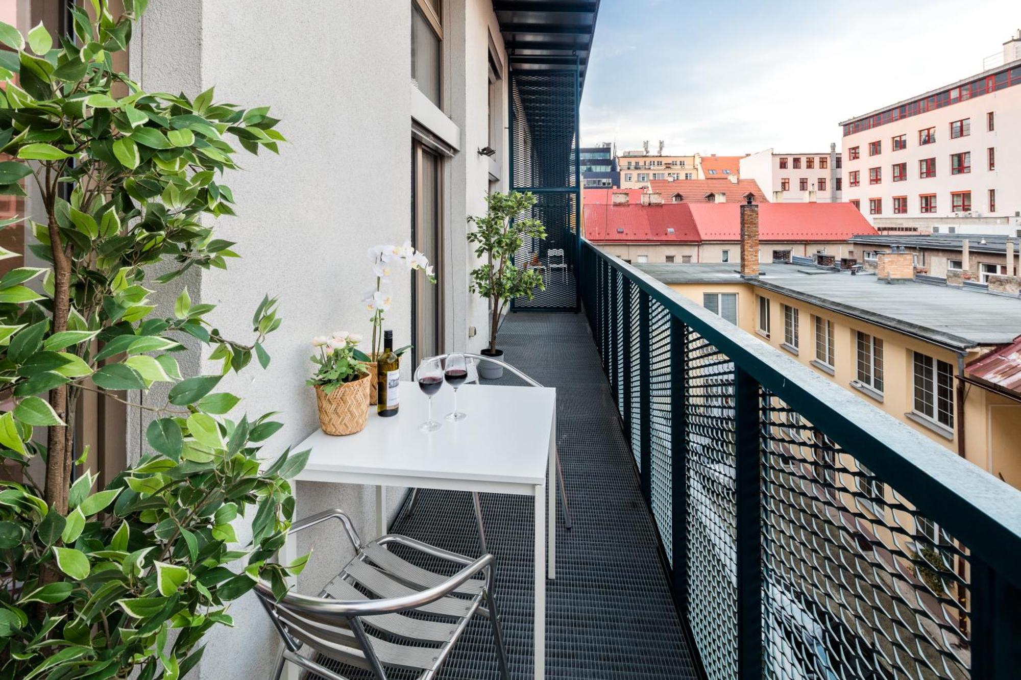 2-Level Apartments On Krizikova Near The Metro Prag Exterior foto